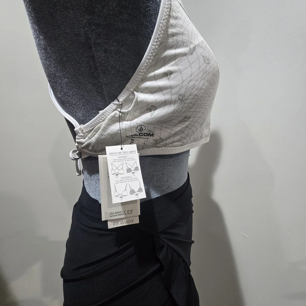 Volcom Simply Solid Reversible Top - Picture 2 of 4